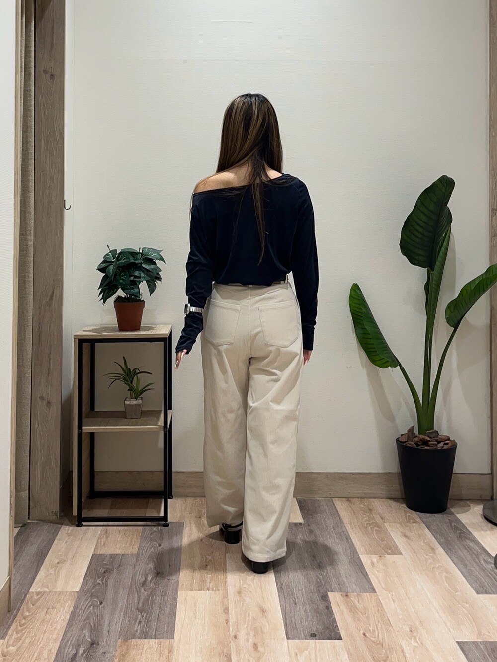 ホワイト系のその他パンツ、ブルー系のTシャツ/カットソー、ブラック系のベルトを着用したレディースの秋コーディネートの4枚目の写真