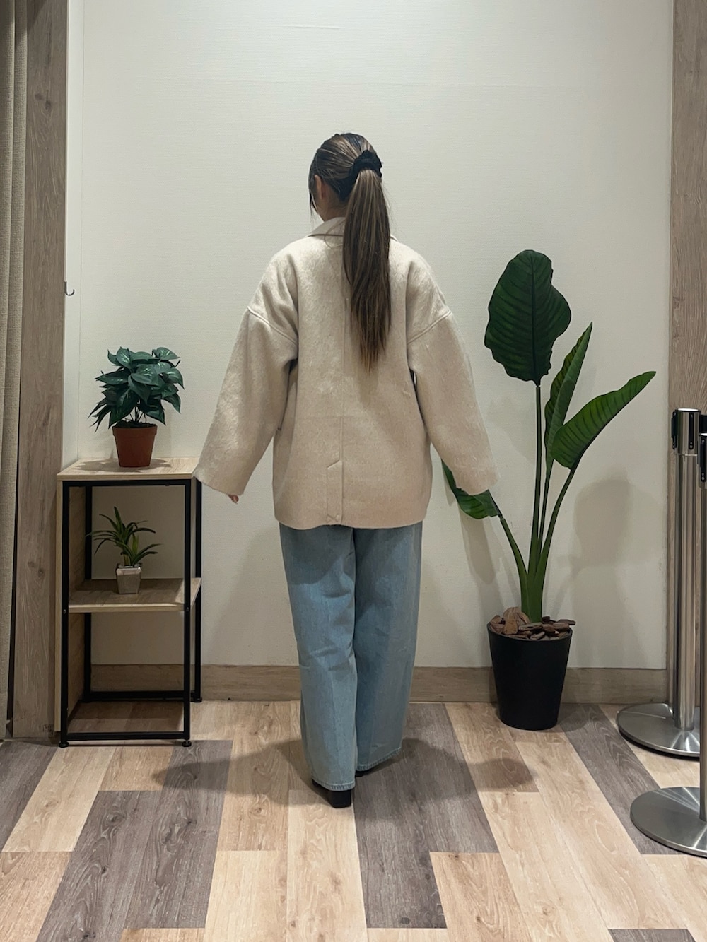 ピンク系のニット/セーター、ホワイト系のその他アウター、ブルー系のその他パンツを着用したレディースの冬コーディネートの4枚目の写真