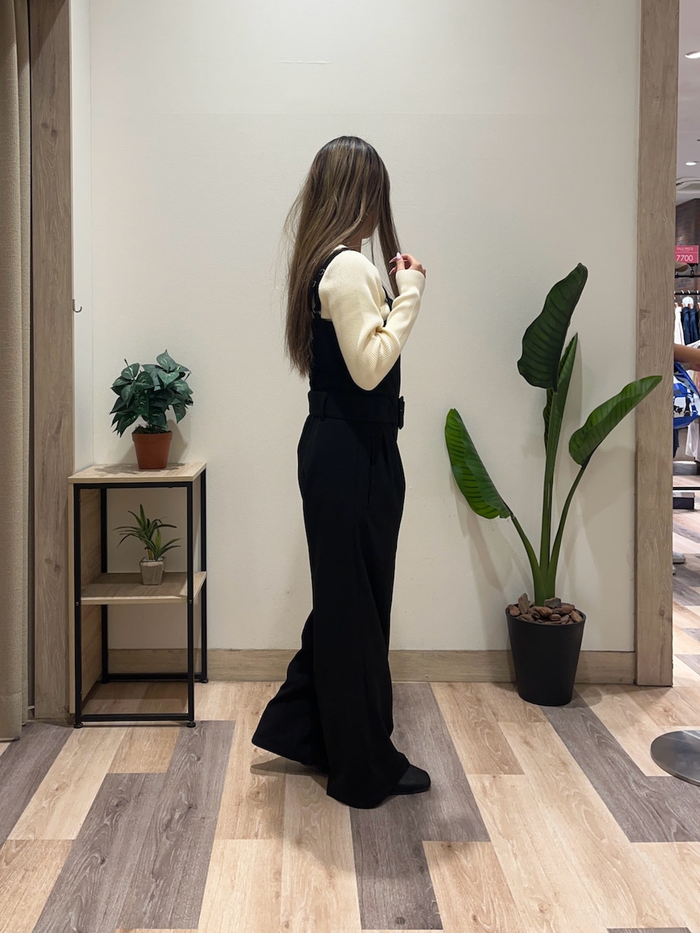 ブラック系のつなぎ/オールインワン、ホワイト系のニット/セーターを着用したレディースの秋コーディネートの3枚目の写真