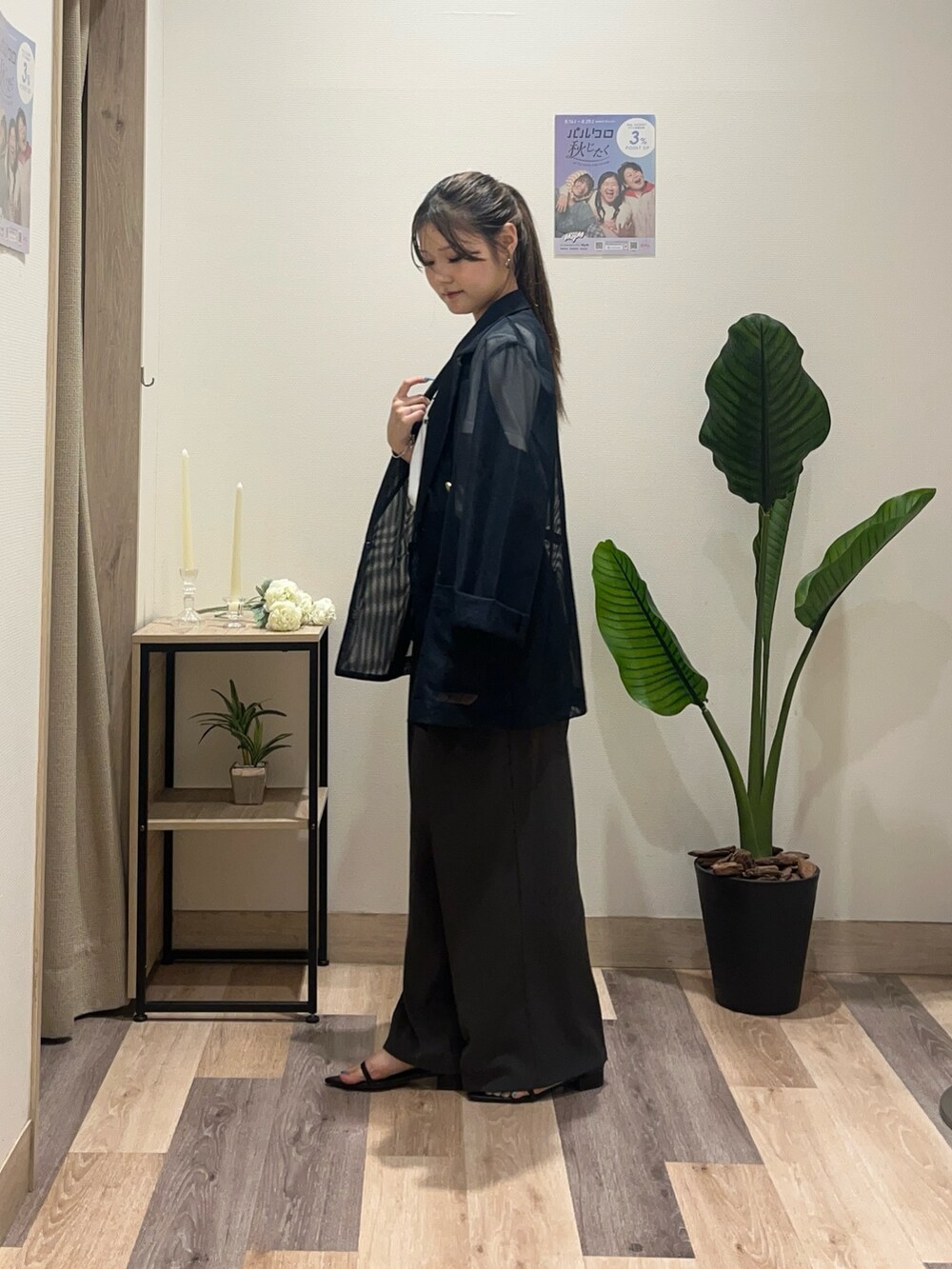 グレー系のスラックス、ブルー系のテーラードジャケット、ブラック系のベルトを着用したレディースの夏コーディネートの4枚目の写真