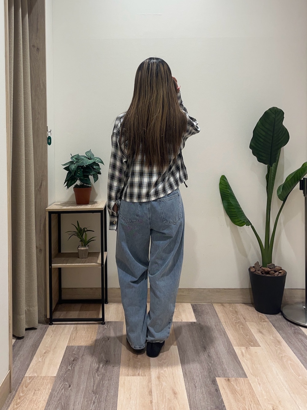 ブルー系のデニムパンツ、ブラック系のシャツ/ブラウス、ブラック系のパンプスを着用したレディースの秋コーディネートの3枚目の写真