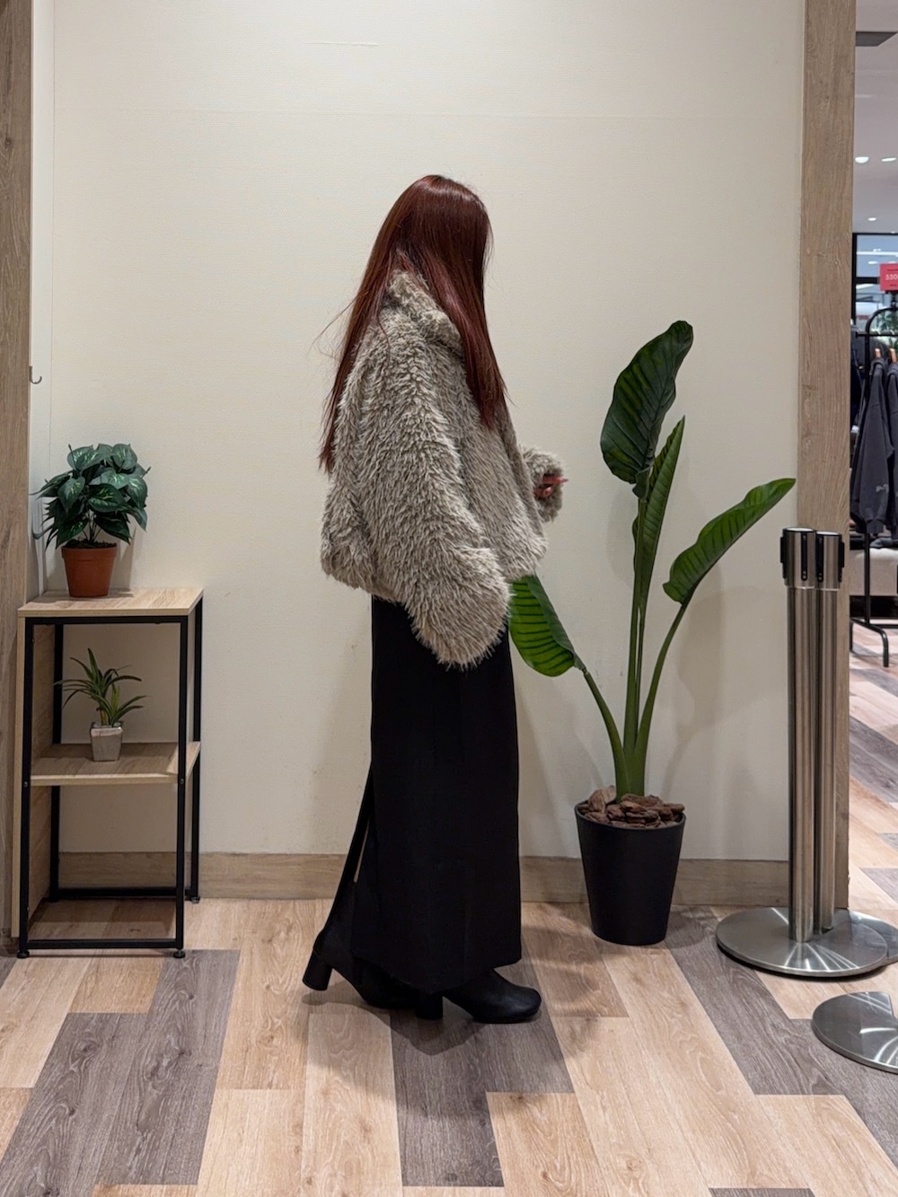 ベージュ系のブルゾン、ホワイト系のニット/セーター、ブラック系のブーツを着用したレディースの冬コーディネートの2枚目の写真