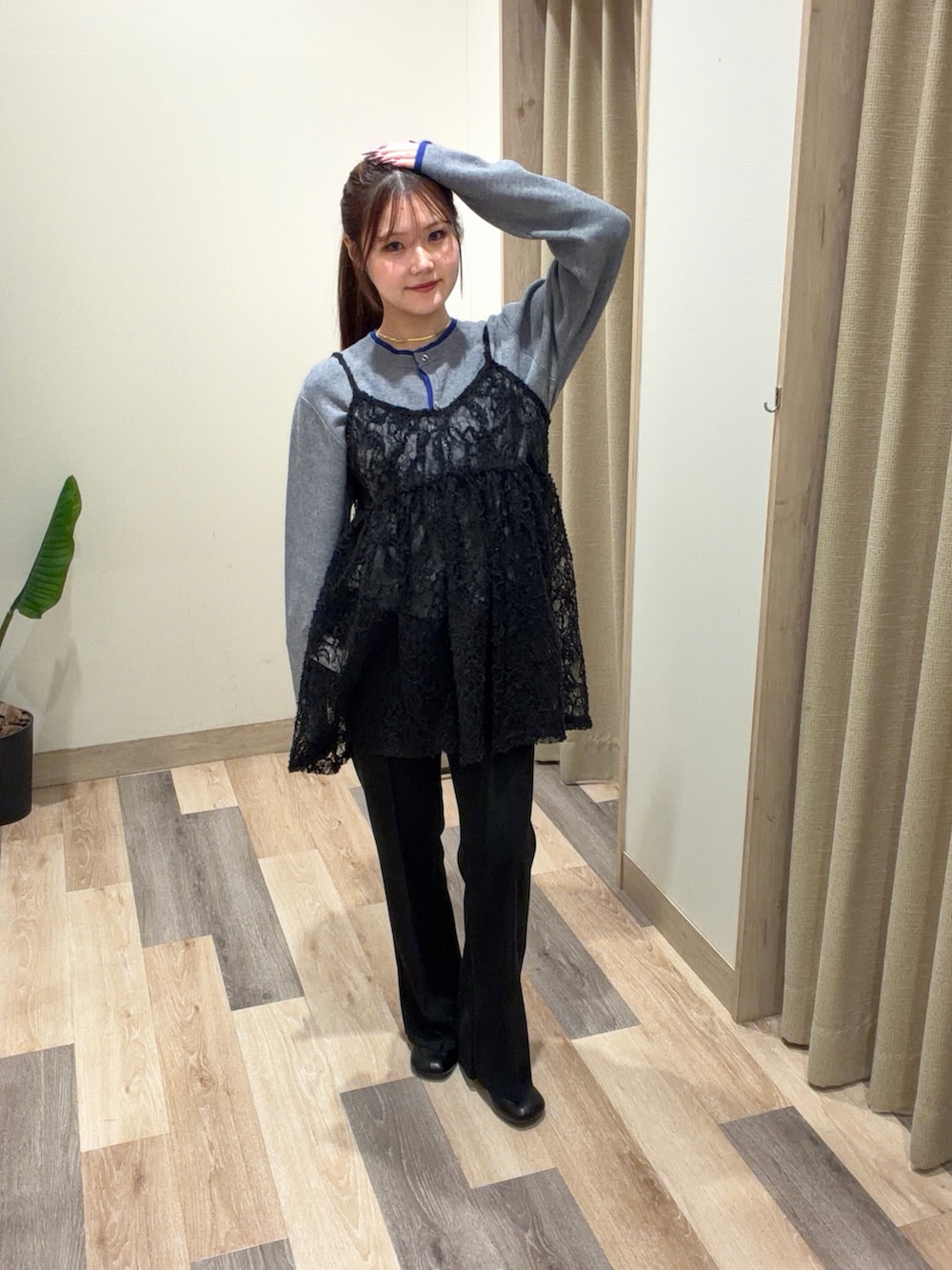 ブラック系のチュニック、グレー系のカーディガン/ボレロ、ブラック系のその他パンツを着用したレディースの冬コーディネートの2枚目の写真