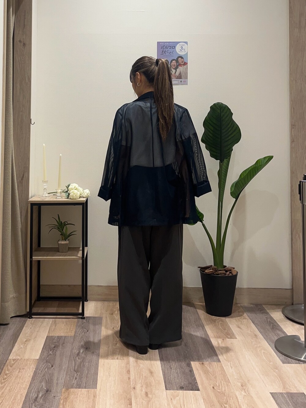 グレー系のスラックス、ブルー系のテーラードジャケット、ブラック系のベルトを着用したレディースの夏コーディネートの3枚目の写真