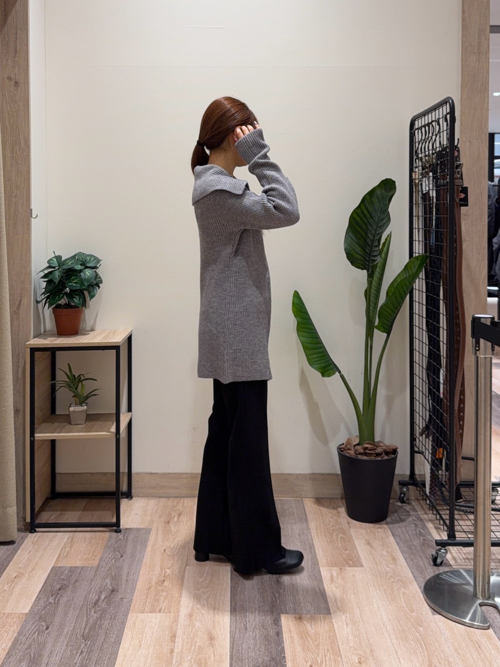 ブラック系のその他パンツ、グレー系のカーディガン/ボレロ、ブラック系のベルトを着用したレディースの冬コーディネートの3枚目の写真