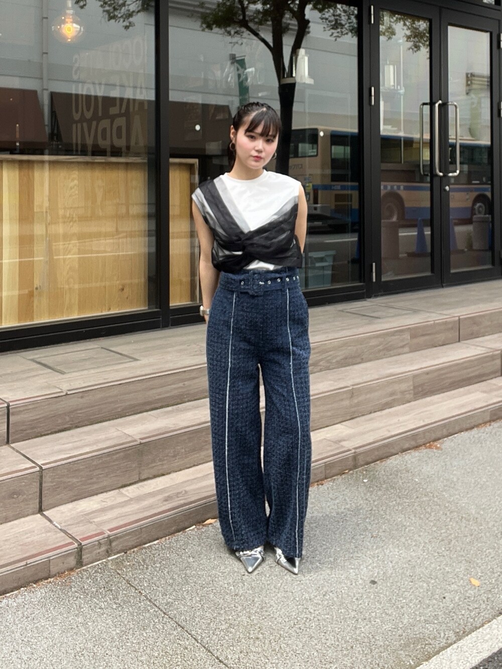 ホワイト系のTシャツ/カットソー、ブルー系のその他パンツを着用したレディースの春コーディネートの2枚目の写真