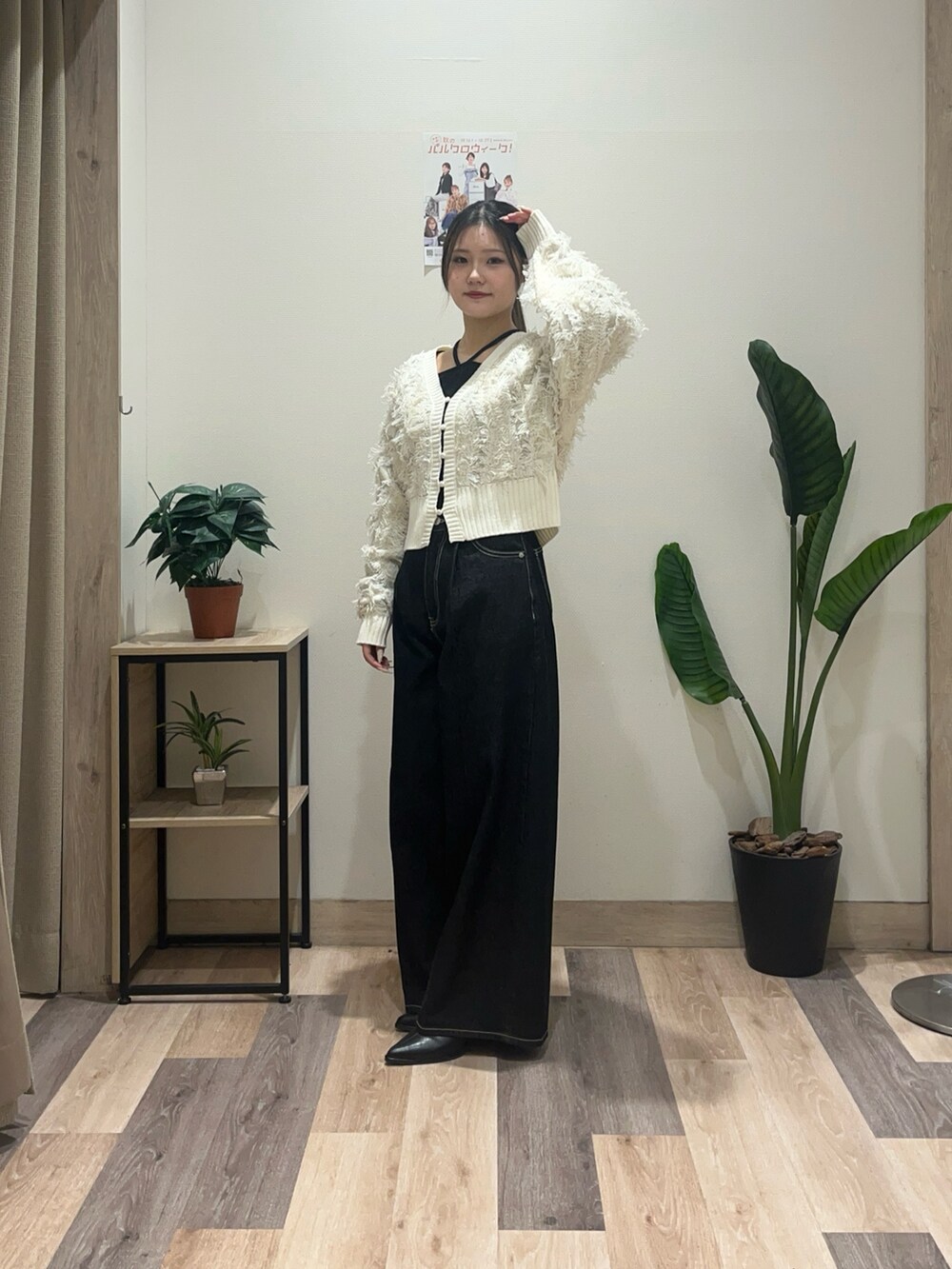 ホワイト系のカーディガン/ボレロ、ブラック系のTシャツ/カットソー、ブラック系のその他パンツを着用したレディースの秋コーディネートの6枚目の写真