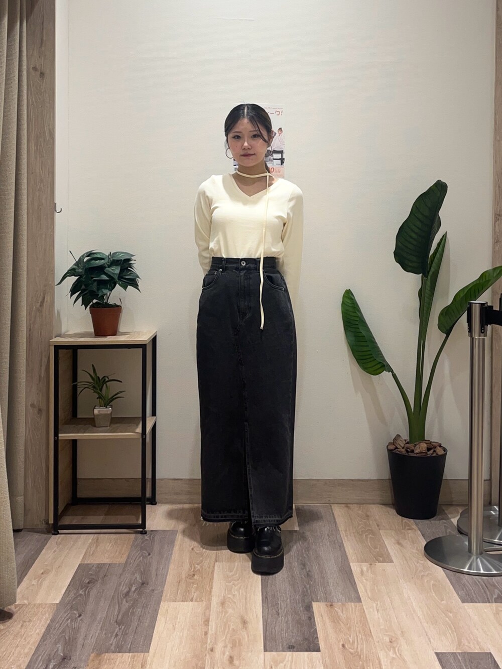 ホワイト系のTシャツ/カットソー、ブラック系のスカートを着用したレディースの秋コーディネートの2枚目の写真