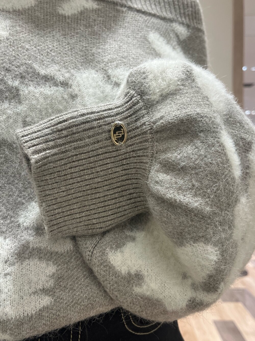 ブラック系のその他パンツ、グレー系のニット/セーター、ブラック系のブーツを着用したレディースの秋コーディネートの6枚目の写真