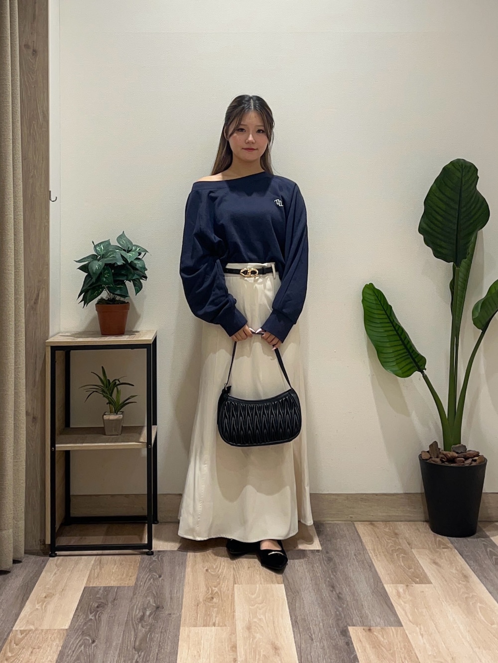 ホワイト系のスカート、ブラック系のパンプス、ブルー系のTシャツ/カットソーを着用したレディースの秋コーディネートの2枚目の写真