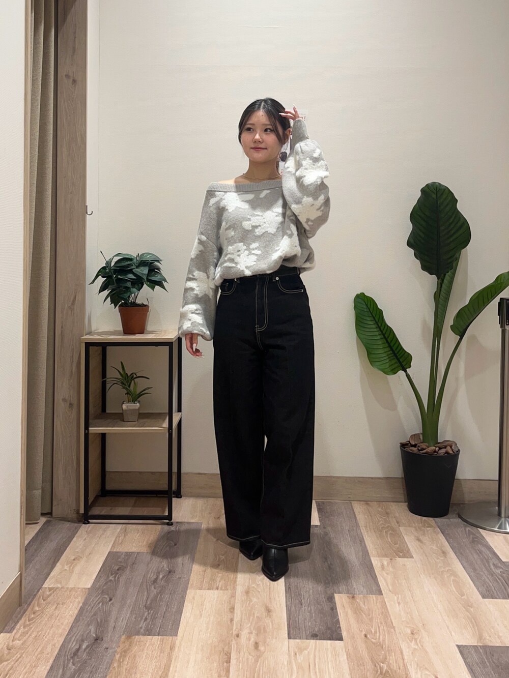 ブラック系のその他パンツ、グレー系のニット/セーター、ブラック系のブーツを着用したレディースの秋コーディネートの2枚目の写真