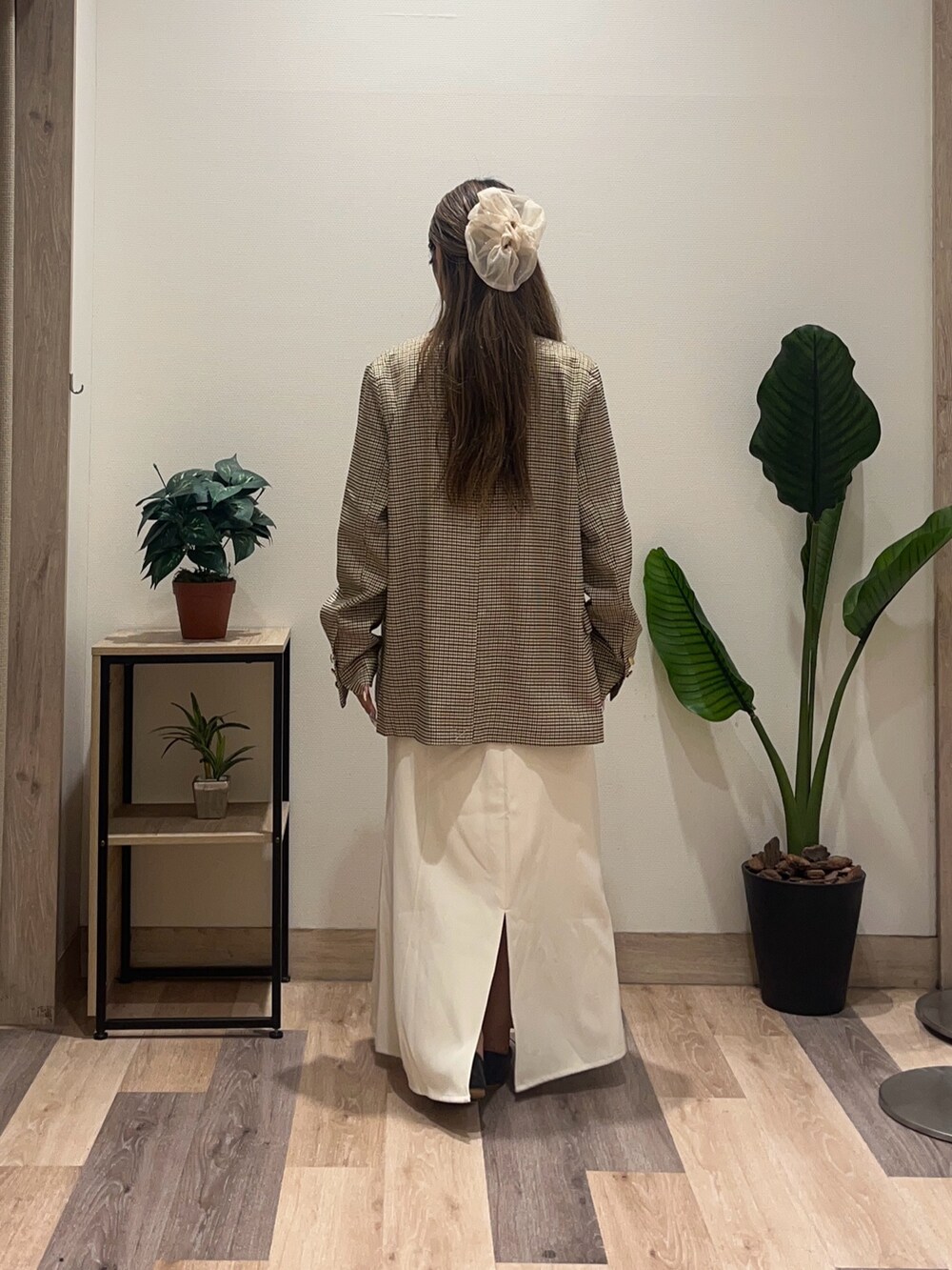 ホワイト系のスカート、ベージュ系のテーラードジャケット、ブラウン系のTシャツ/カットソーを着用したレディースの秋コーディネートの4枚目の写真