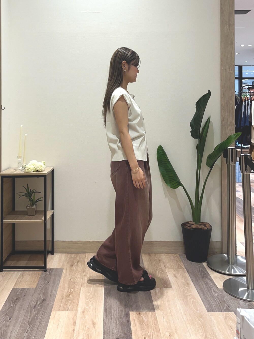 ブラウン系のその他パンツ、ホワイト系のニット/セーターを着用したレディースの夏コーディネートの3枚目の写真