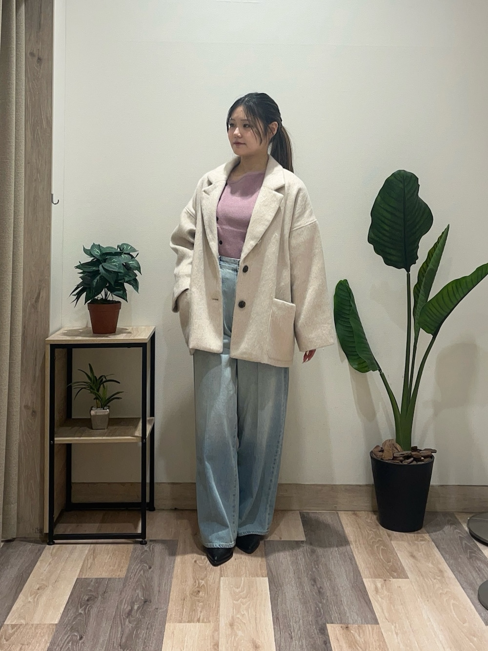 ピンク系のニット/セーター、ホワイト系のその他アウター、ブルー系のその他パンツを着用したレディースの冬コーディネートの2枚目の写真