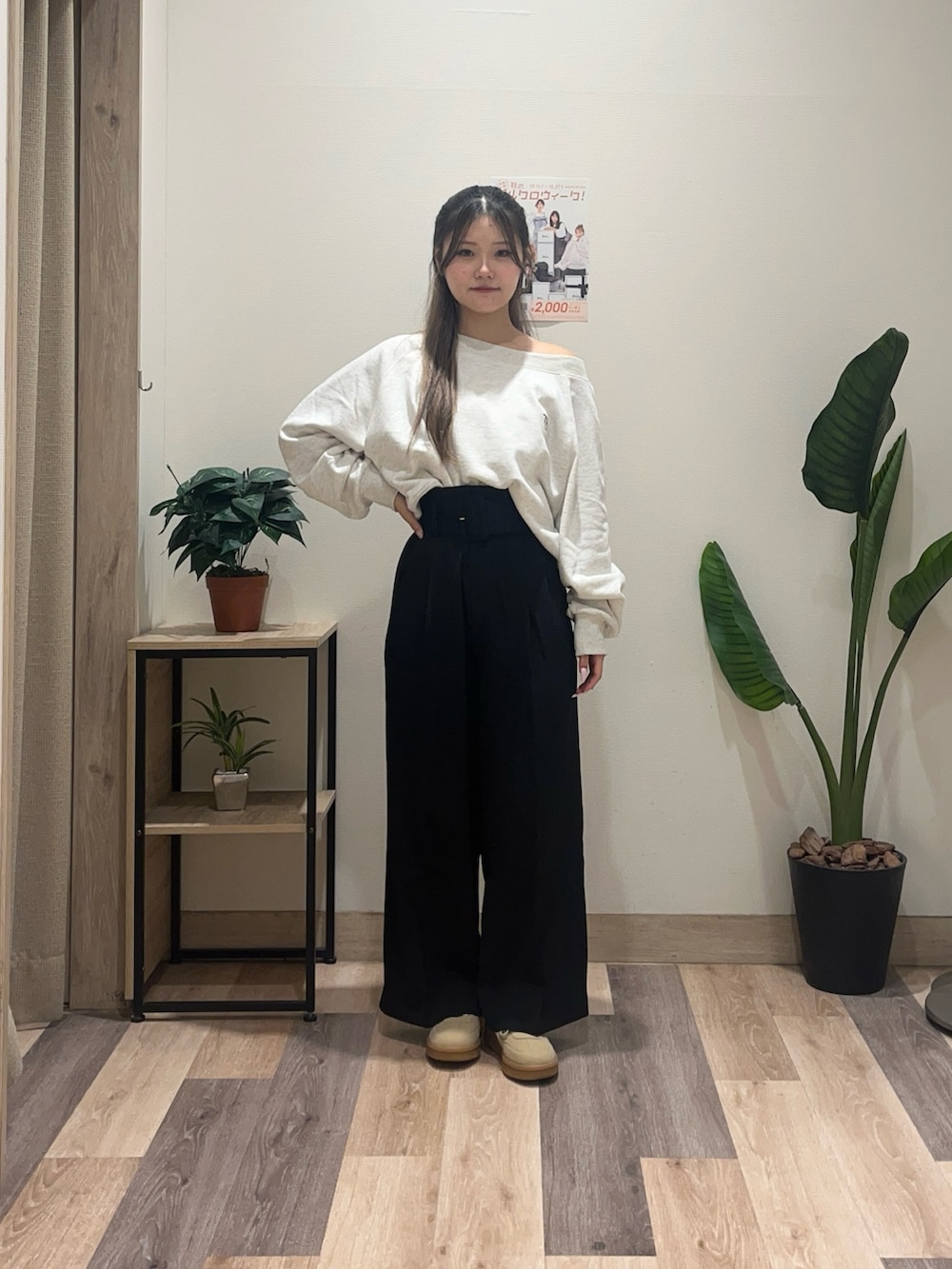 ブラック系のスラックス、グレー系のTシャツ/カットソーを着用したレディースの秋コーディネートの2枚目の写真