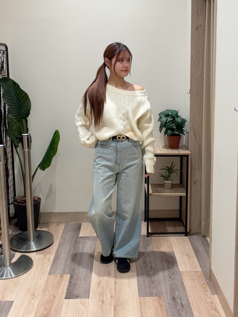 ホワイト系のニット/セーター、ブルー系のその他パンツ、ブラック系のベルトを着用したレディースの冬コーディネートの2枚目の写真