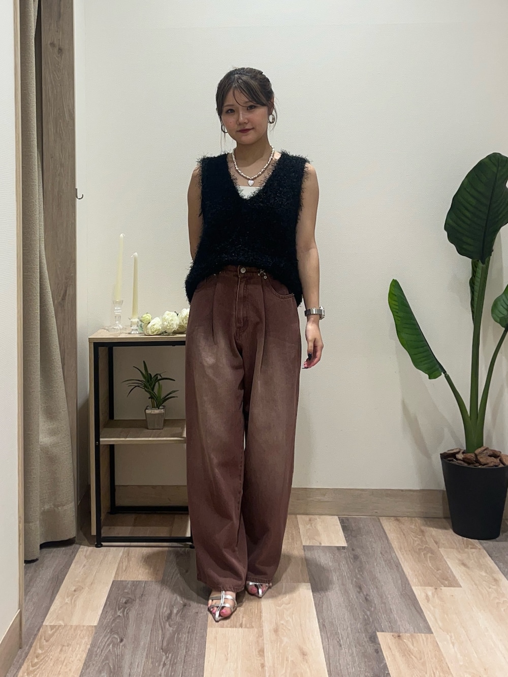 ブラウン系のその他パンツ、ホワイト系のニット/セーターを着用したレディースの夏コーディネートの2枚目の写真