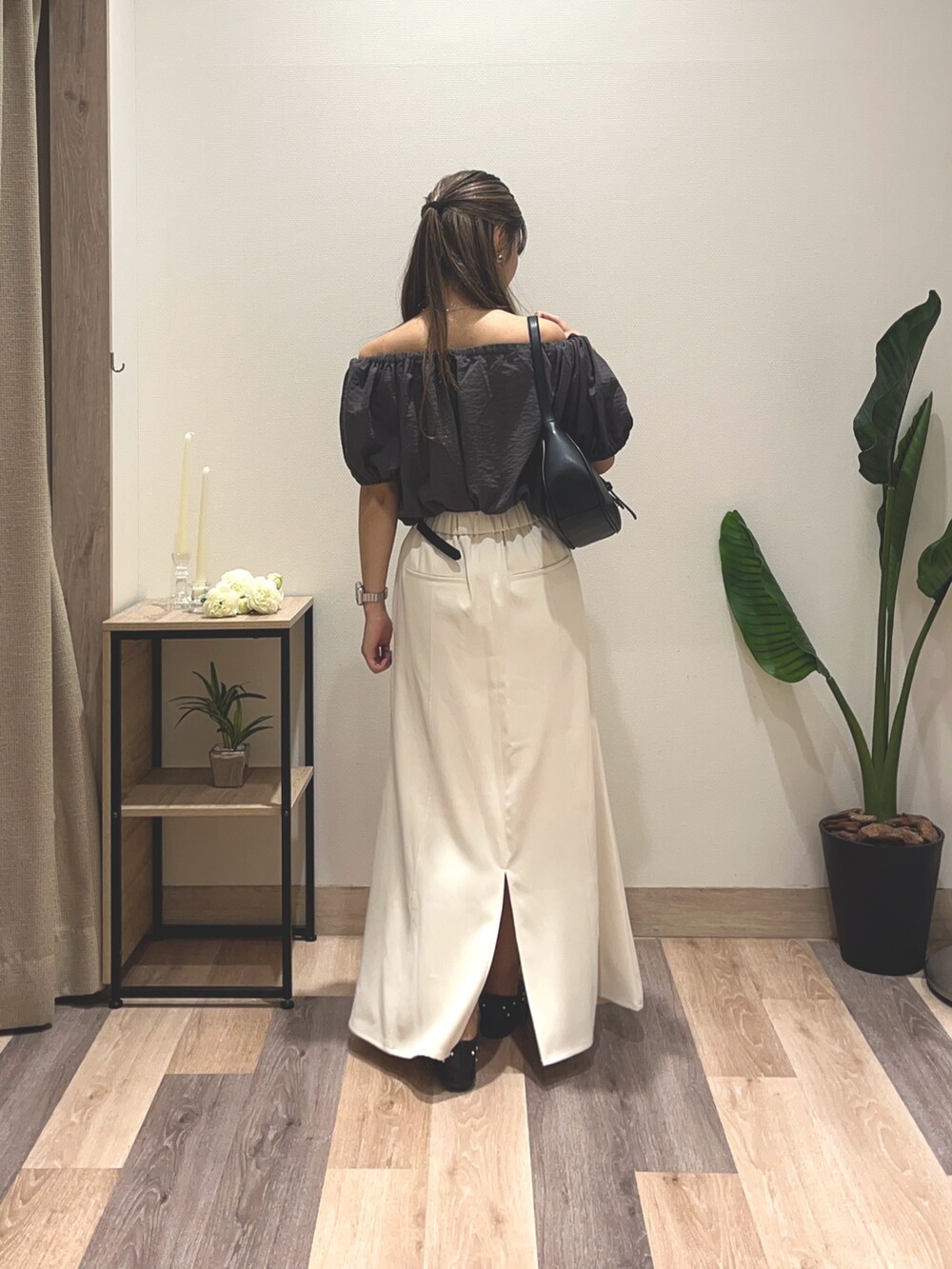 グレー系のつなぎ/オールインワン、ブラック系のサンダル、ホワイト系のスカートを着用したレディースの夏コーディネートの4枚目の写真