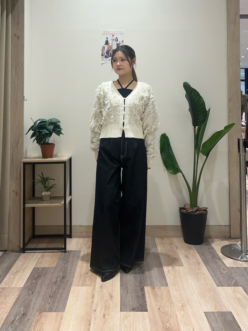 ホワイト系のカーディガン/ボレロ、ブラック系のTシャツ/カットソー、ブラック系のその他パンツを着用したレディースの秋コーディネートの2枚目の写真