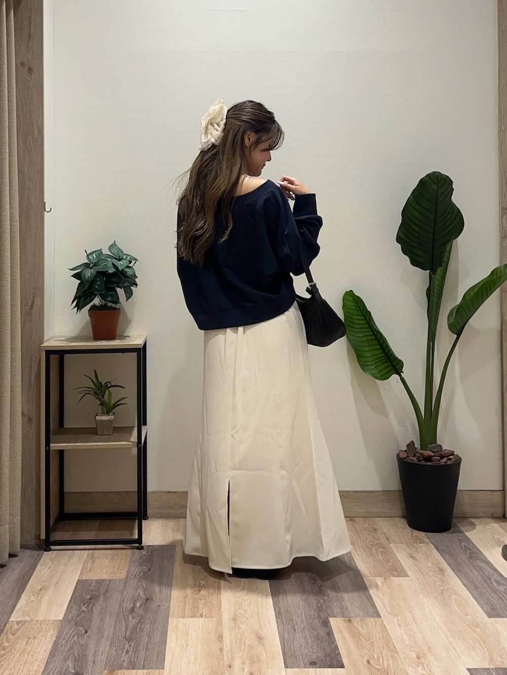 ホワイト系のスカート、ブラック系のパンプス、ブルー系のTシャツ/カットソーを着用したレディースの秋コーディネートの4枚目の写真