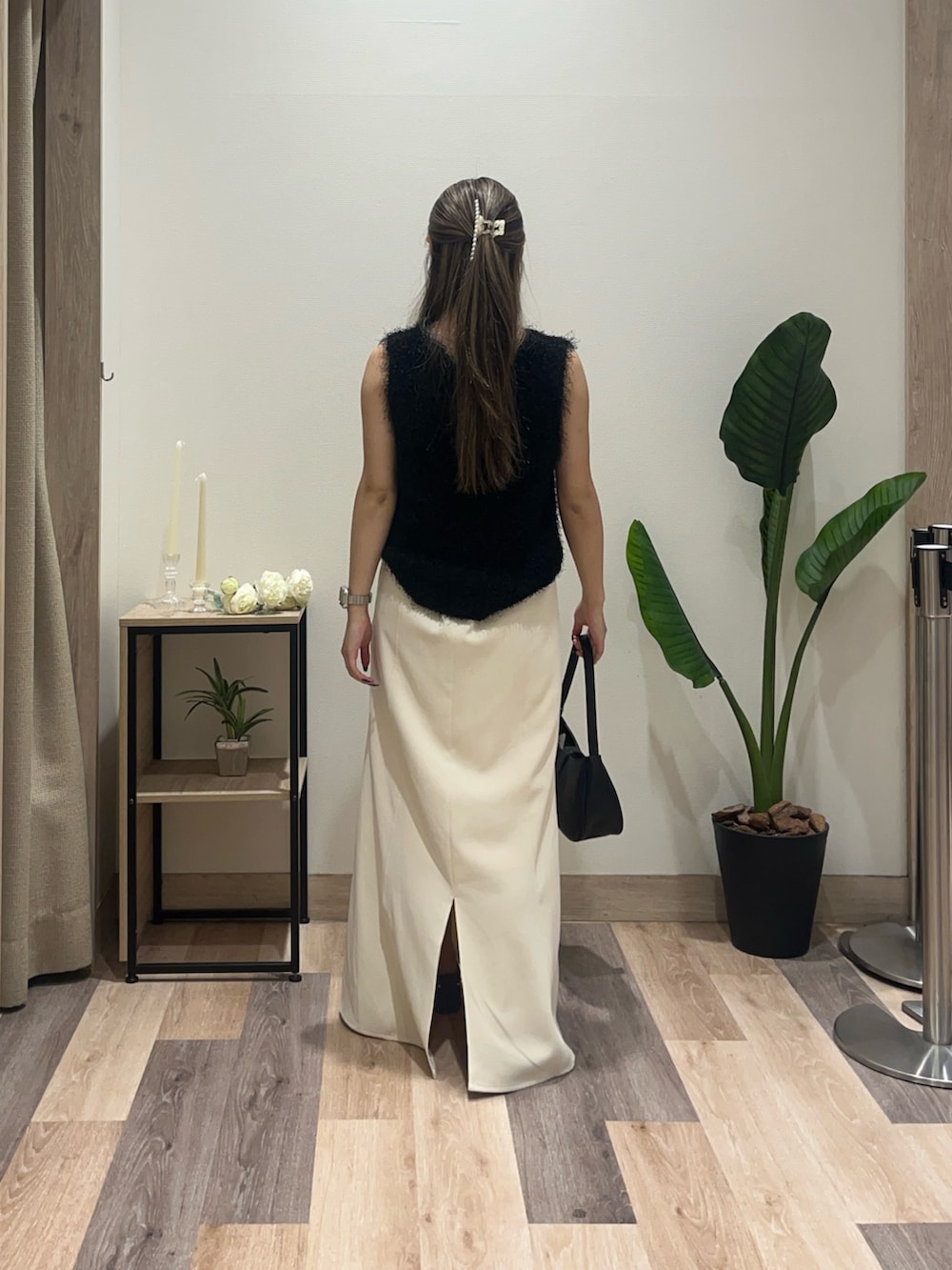 ホワイト系のスカート、ブラック系のボストンバッグ、ブラック系のサンダルを着用したレディースの夏コーディネートの3枚目の写真