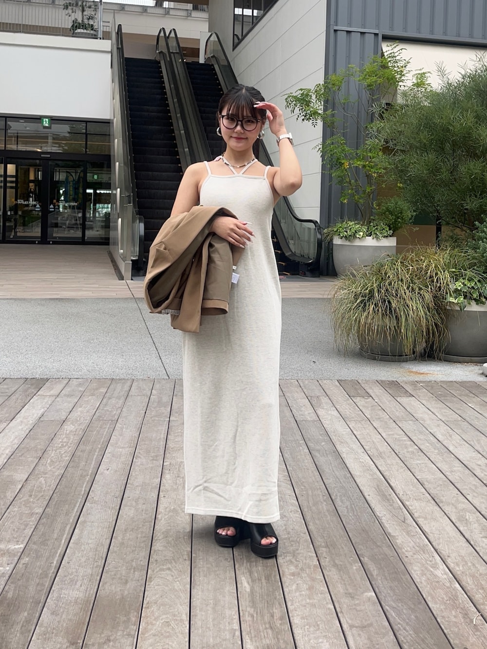 「お出かけコーデ、低身長コーデ、ワンピース、メガネ女子、きれいめカジュアル、厚底サンダル、大人女子、夏コーデ、ロングワンピース、きれいめコーディネート、低身長女子」｜「Thevonのホルターネックカップ付きナローキャミワンピース（ワンピース、グレー系）」を使った、saraさん（骨格ウェーブ・レディース・154cm）の春コーディネートの2枚目の写真