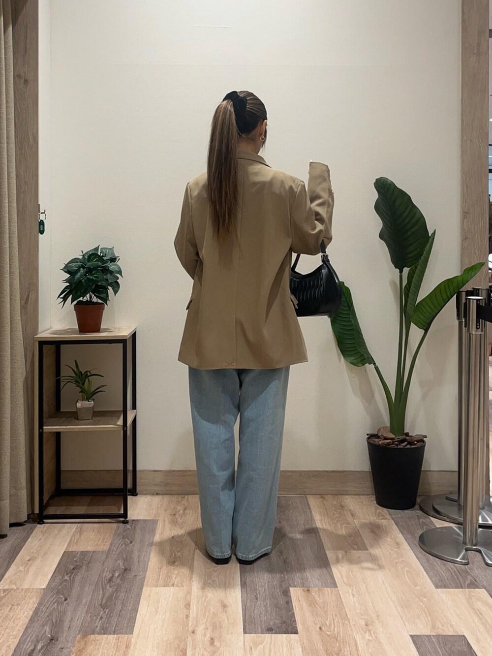 ブルー系のその他パンツ、ブラック系のブーツ、ブラック系のTシャツ/カットソーを着用したレディースの秋コーディネートの4枚目の写真