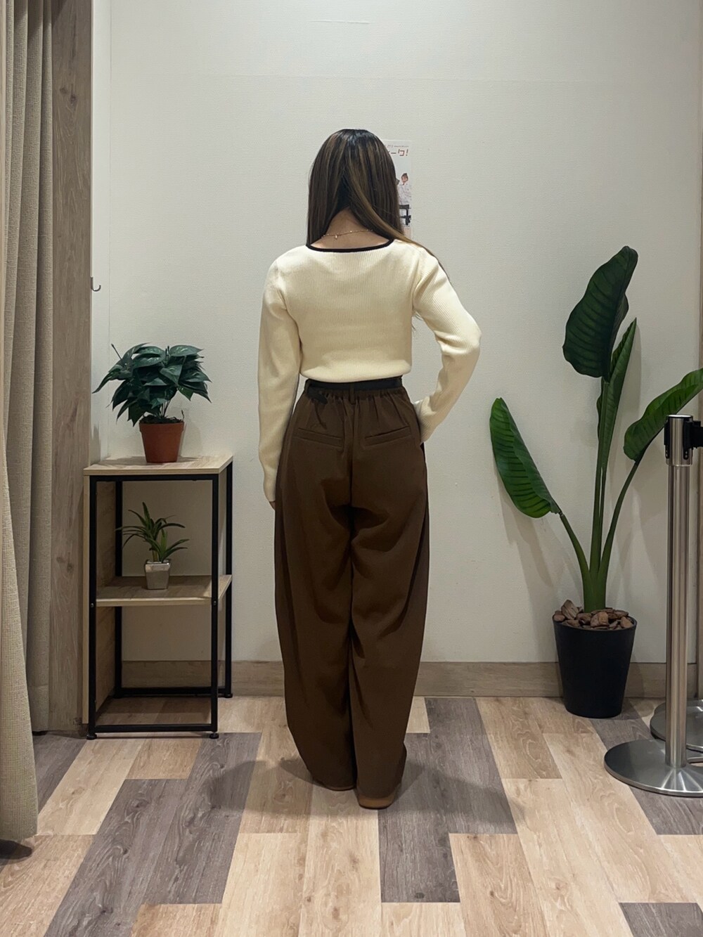 ブラウン系のその他パンツ、ホワイト系のニット/セーター、ブラック系のベルトを着用したレディースの秋コーディネートの5枚目の写真