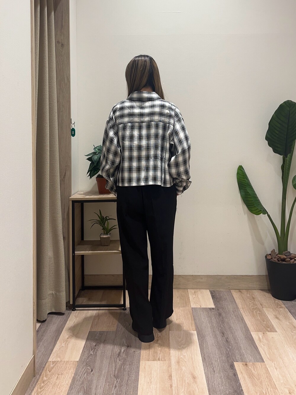 ブラック系のスラックス、ブラック系のシャツ/ブラウス、ホワイト系のニット/セーターを着用したレディースの秋コーディネートの3枚目の写真