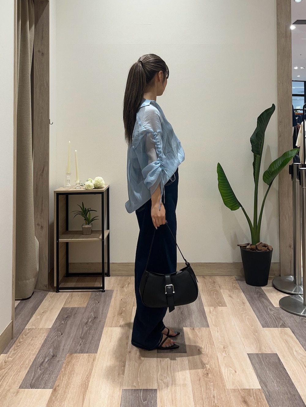 ブラック系のボストンバッグ、ブルー系のその他パンツ、ブルー系のシャツ/ブラウスを着用したレディースの夏コーディネートの3枚目の写真