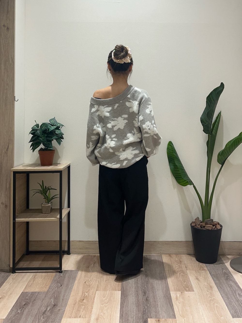 ブラック系のスラックス、グレー系のニット/セーター、ブラック系のパンプスを着用したレディースの秋コーディネートの4枚目の写真