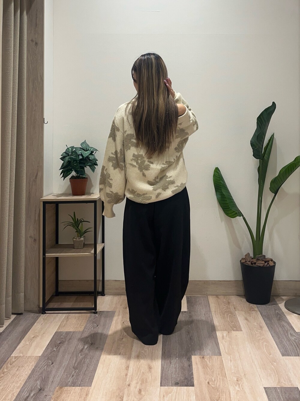 ホワイト系のニット/セーター、ブラック系のその他パンツ、ブラック系のパンプスを着用したレディースの秋コーディネートの3枚目の写真