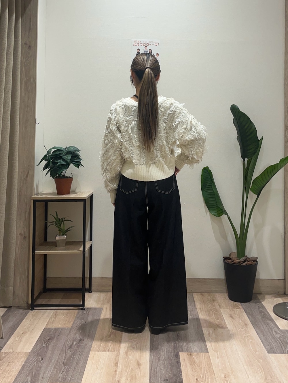 ホワイト系のカーディガン/ボレロ、ブラック系のTシャツ/カットソー、ブラック系のその他パンツを着用したレディースの秋コーディネートの5枚目の写真