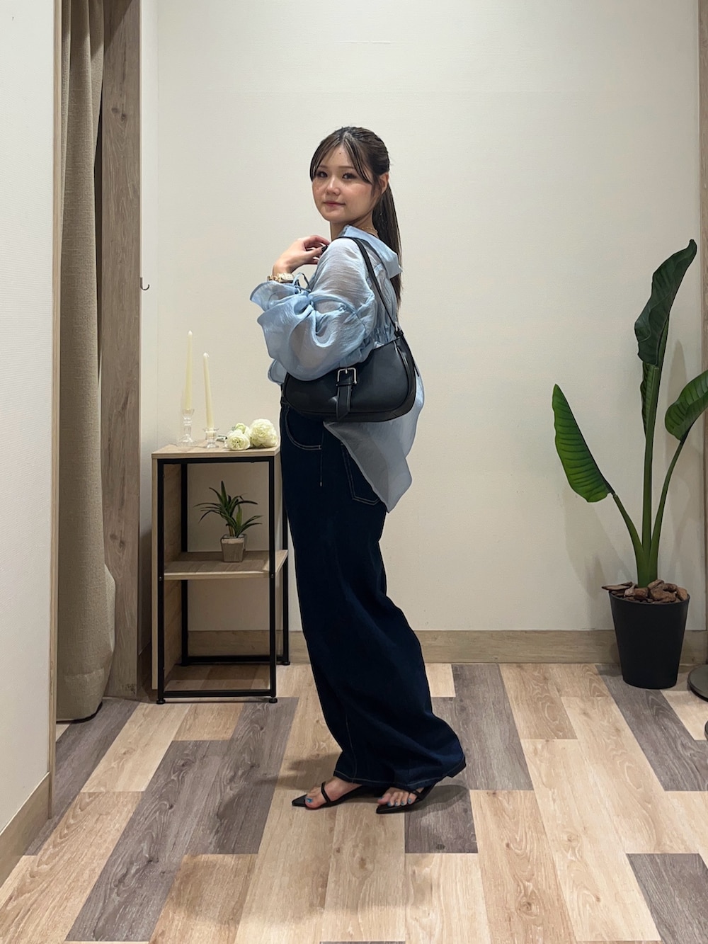 ブラック系のボストンバッグ、ブルー系のその他パンツ、ブルー系のシャツ/ブラウスを着用したレディースの夏コーディネートの2枚目の写真