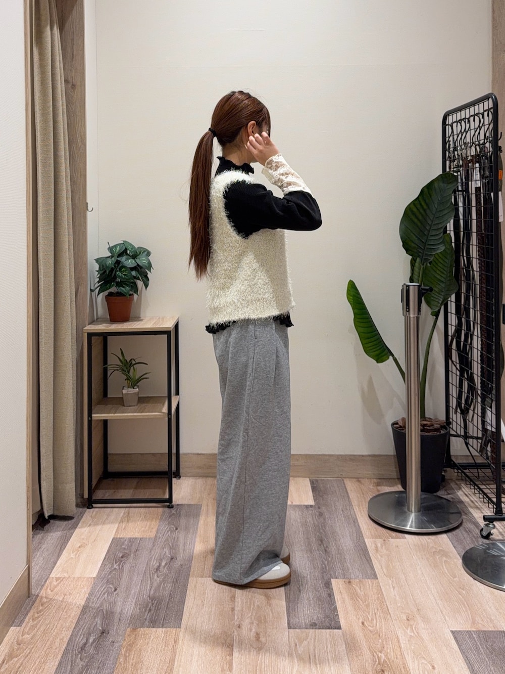 グレー系のその他パンツ、ホワイト系のニット/セーター、ホワイト系のTシャツ/カットソーを着用したレディースの春コーディネートの3枚目の写真