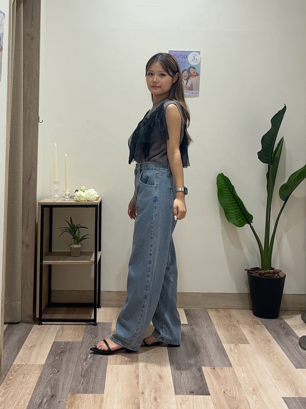 ブルー系のデニムパンツ、グレー系のニット/セーターを着用したレディースの秋コーディネートの4枚目の写真