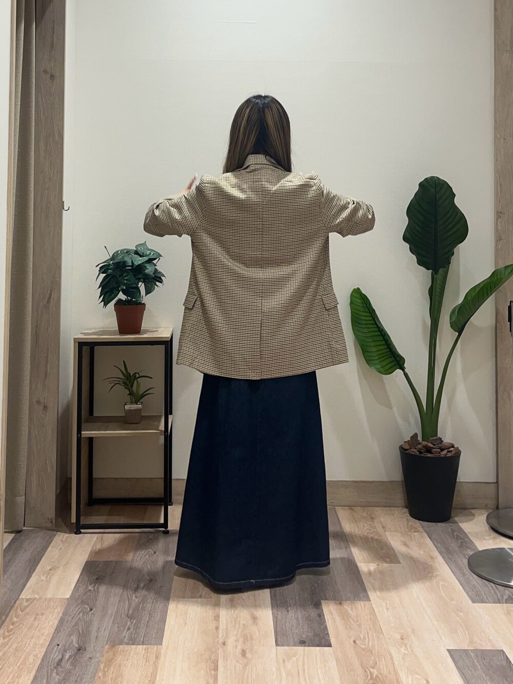 ブルー系のワンピース、ベージュ系のテーラードジャケットを着用したレディースの秋コーディネートの4枚目の写真