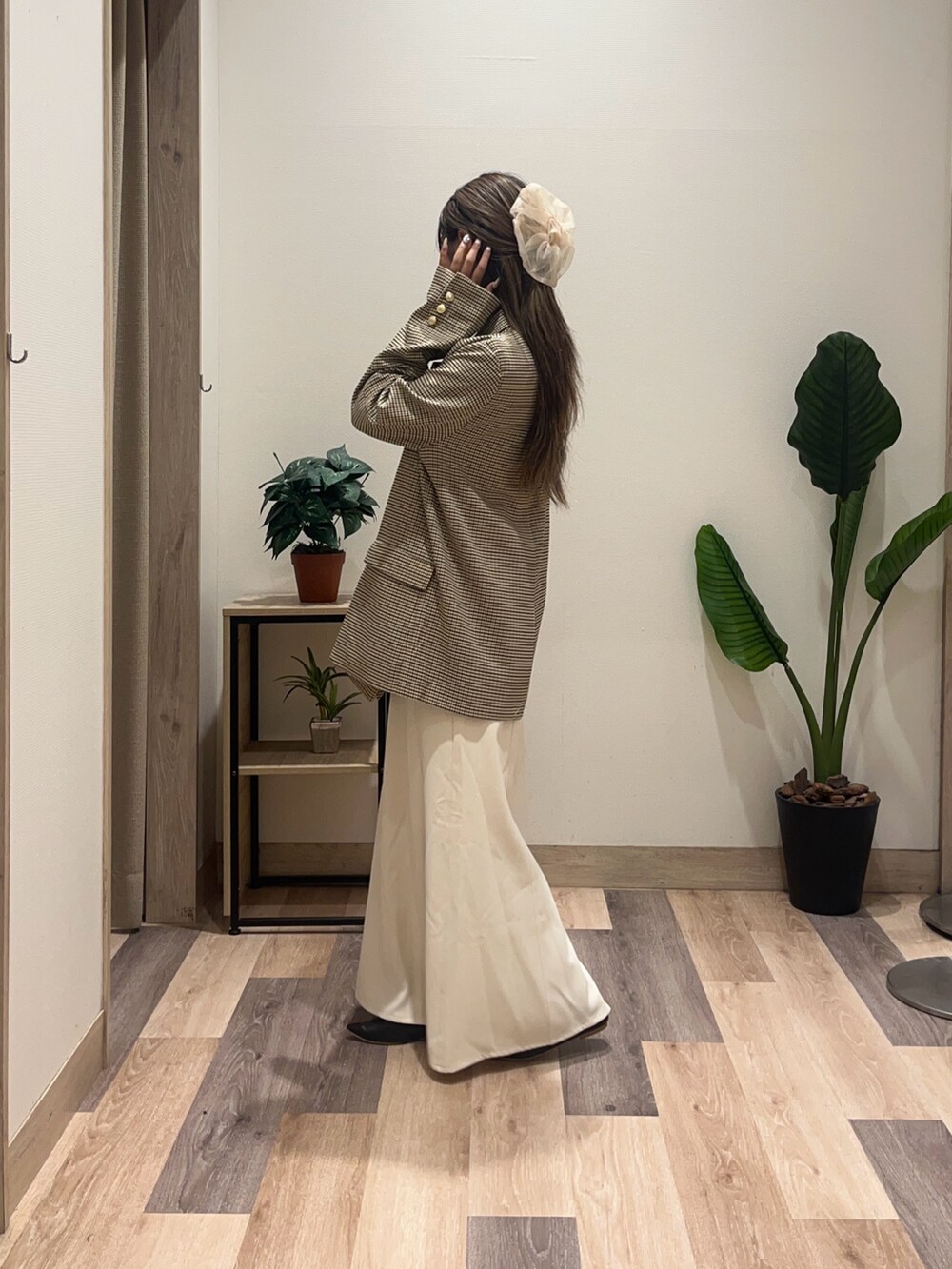 ホワイト系のスカート、ベージュ系のテーラードジャケット、ブラウン系のTシャツ/カットソーを着用したレディースの秋コーディネートの5枚目の写真