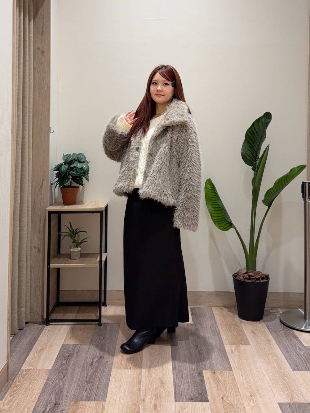 ベージュ系のブルゾン、ホワイト系のニット/セーター、ブラック系のブーツを着用したレディースの冬コーディネートの4枚目の写真