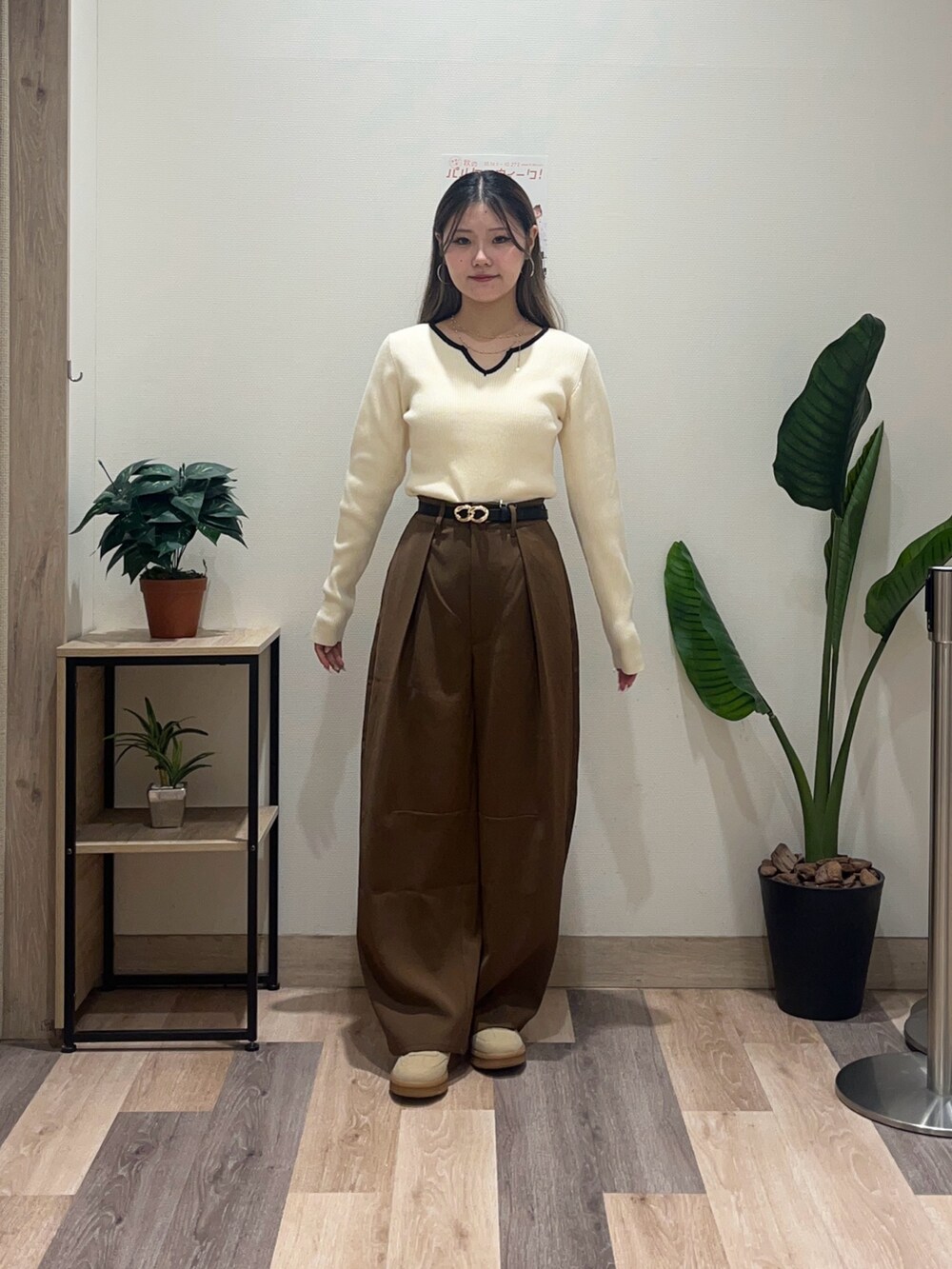 ブラウン系のその他パンツ、ホワイト系のニット/セーター、ブラック系のベルトを着用したレディースの秋コーディネートの2枚目の写真