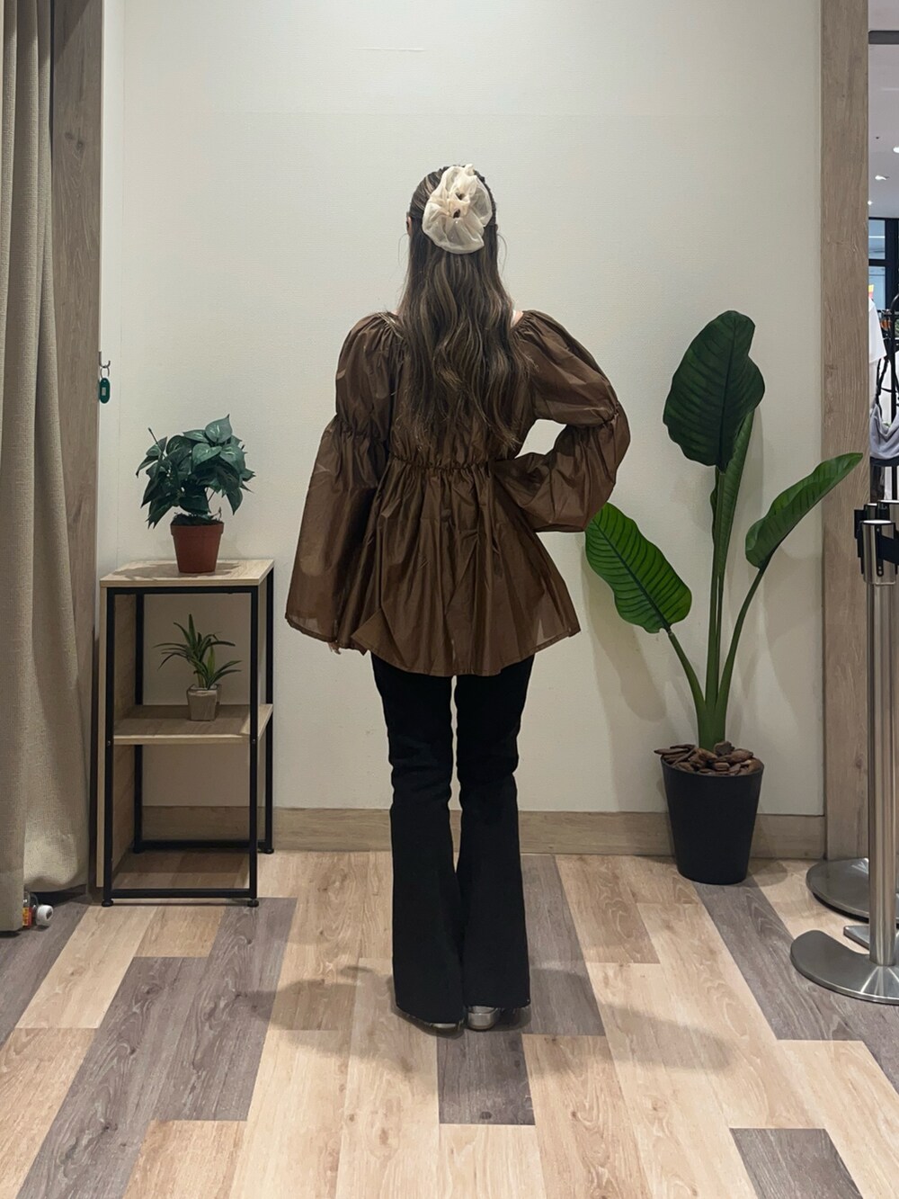 ブラウン系のシャツ/ブラウス、ブラック系のその他パンツを着用したレディースの秋コーディネートの4枚目の写真