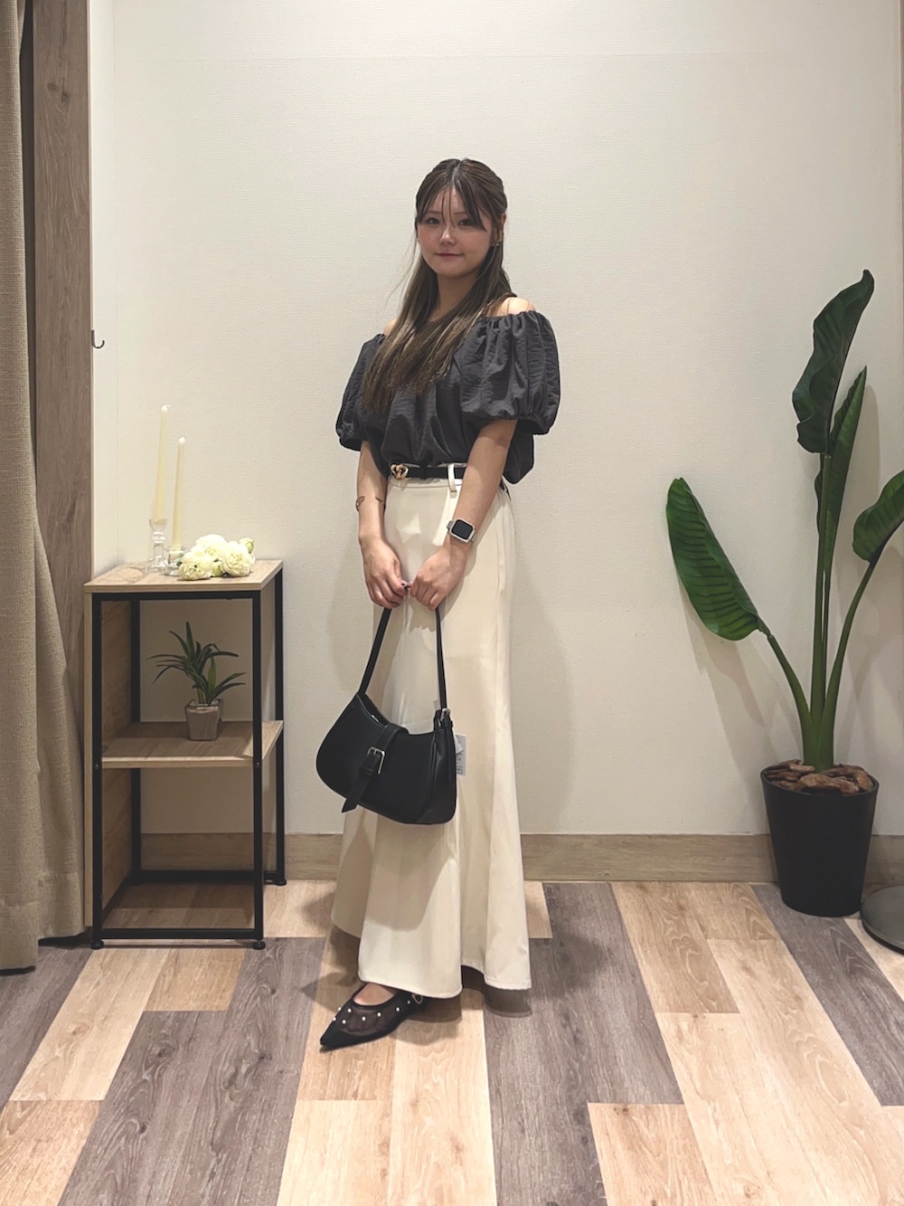 グレー系のつなぎ/オールインワン、ブラック系のサンダル、ホワイト系のスカートを着用したレディースの夏コーディネートの2枚目の写真
