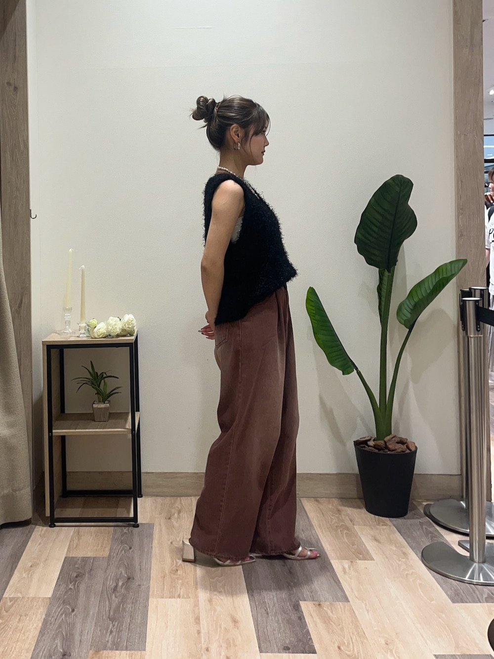 ブラウン系のその他パンツ、ホワイト系のニット/セーターを着用したレディースの夏コーディネートの3枚目の写真