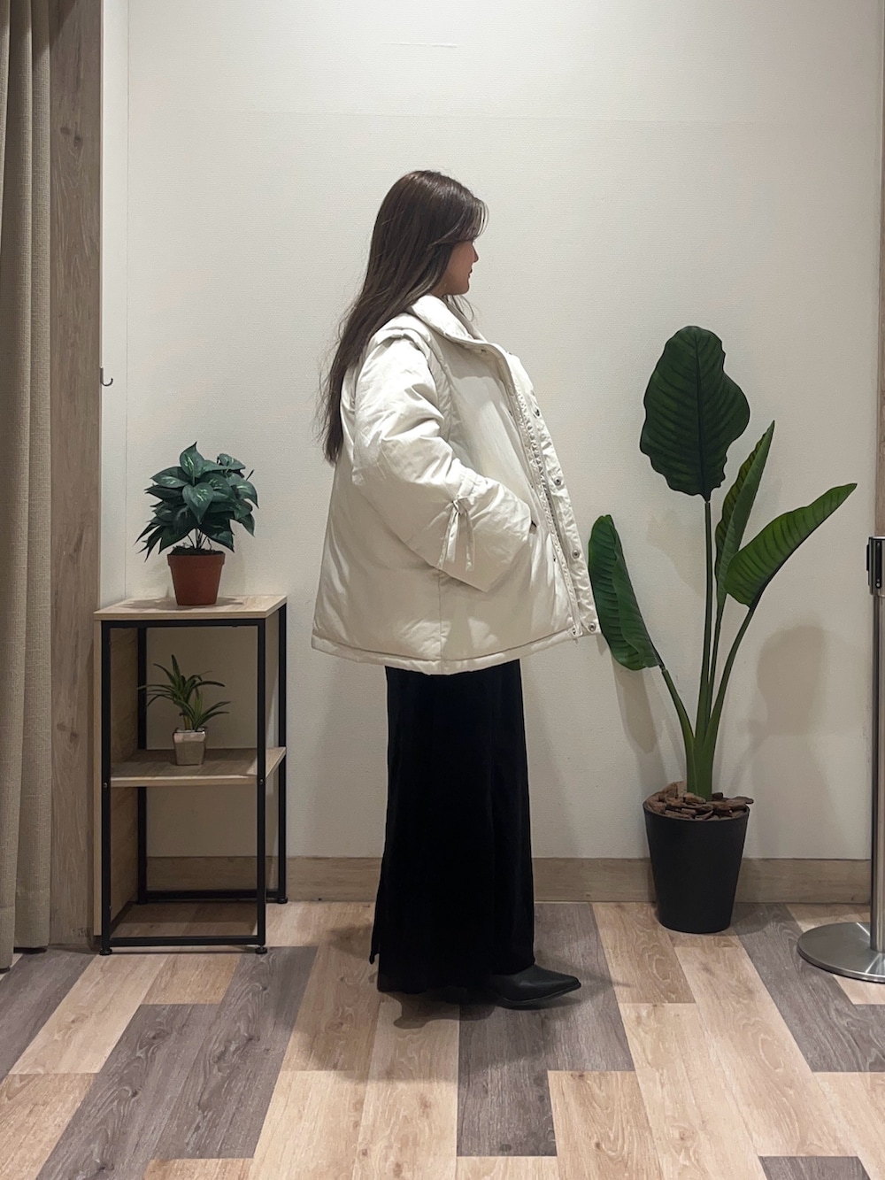 ブラック系のスカート、ブラック系のブーツ、グレー系のニット/セーターを着用したレディースの冬コーディネートの3枚目の写真