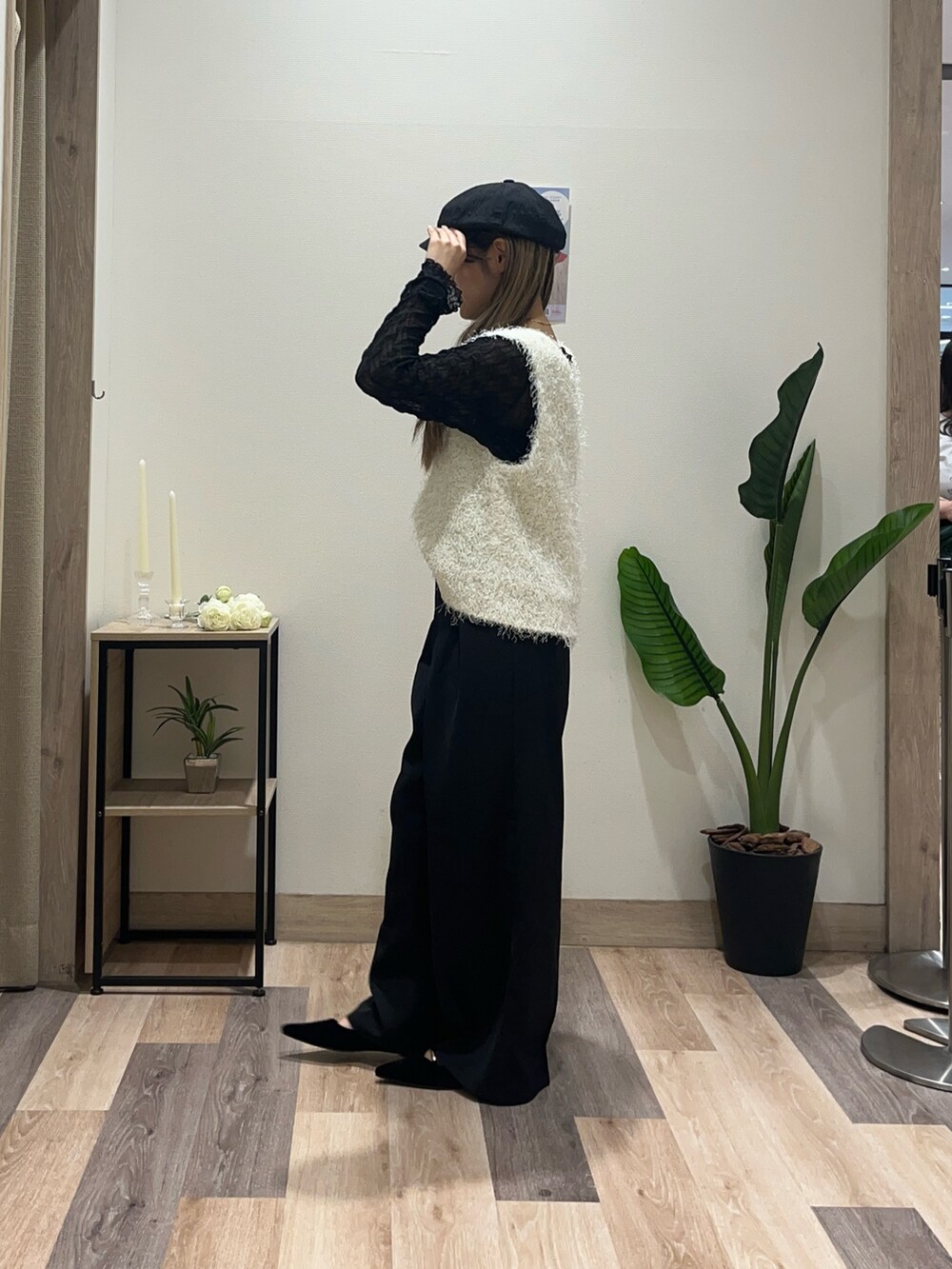 ブラック系のスラックス、ホワイト系のニット/セーター、ブラック系のTシャツ/カットソーを着用したレディースの秋コーディネートの4枚目の写真