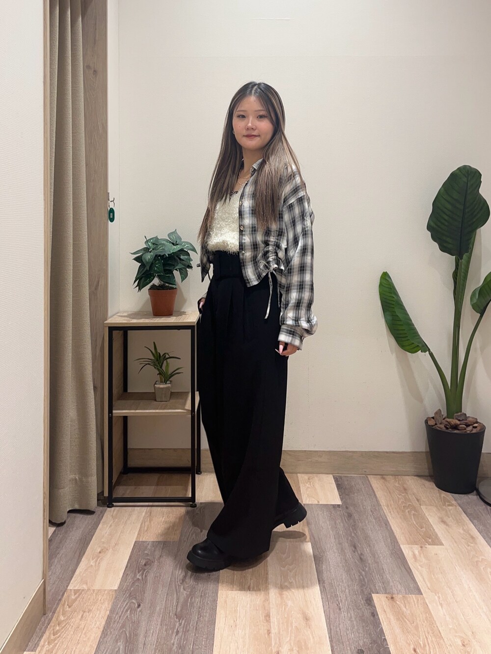 ブラック系のスラックス、ブラック系のシャツ/ブラウス、ホワイト系のニット/セーターを着用したレディースの秋コーディネートの4枚目の写真