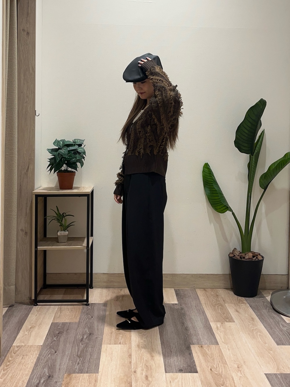 ホワイト系のTシャツ/カットソー、ブラック系のその他パンツ、ブラウン系のカーディガン/ボレロを着用したレディースの秋コーディネートの5枚目の写真