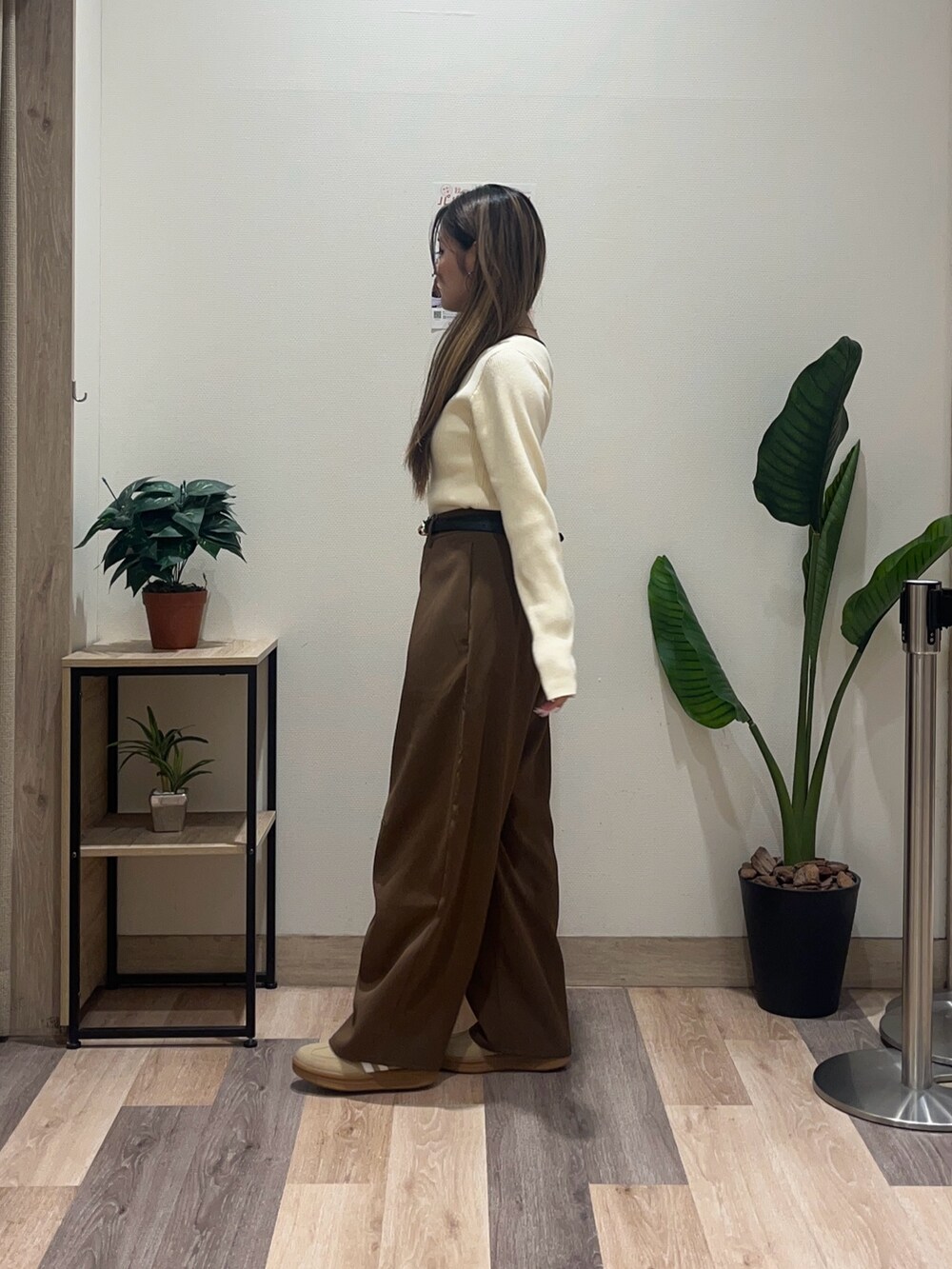 ブラウン系のその他パンツ、ホワイト系のニット/セーター、ブラック系のベルトを着用したレディースの秋コーディネートの4枚目の写真