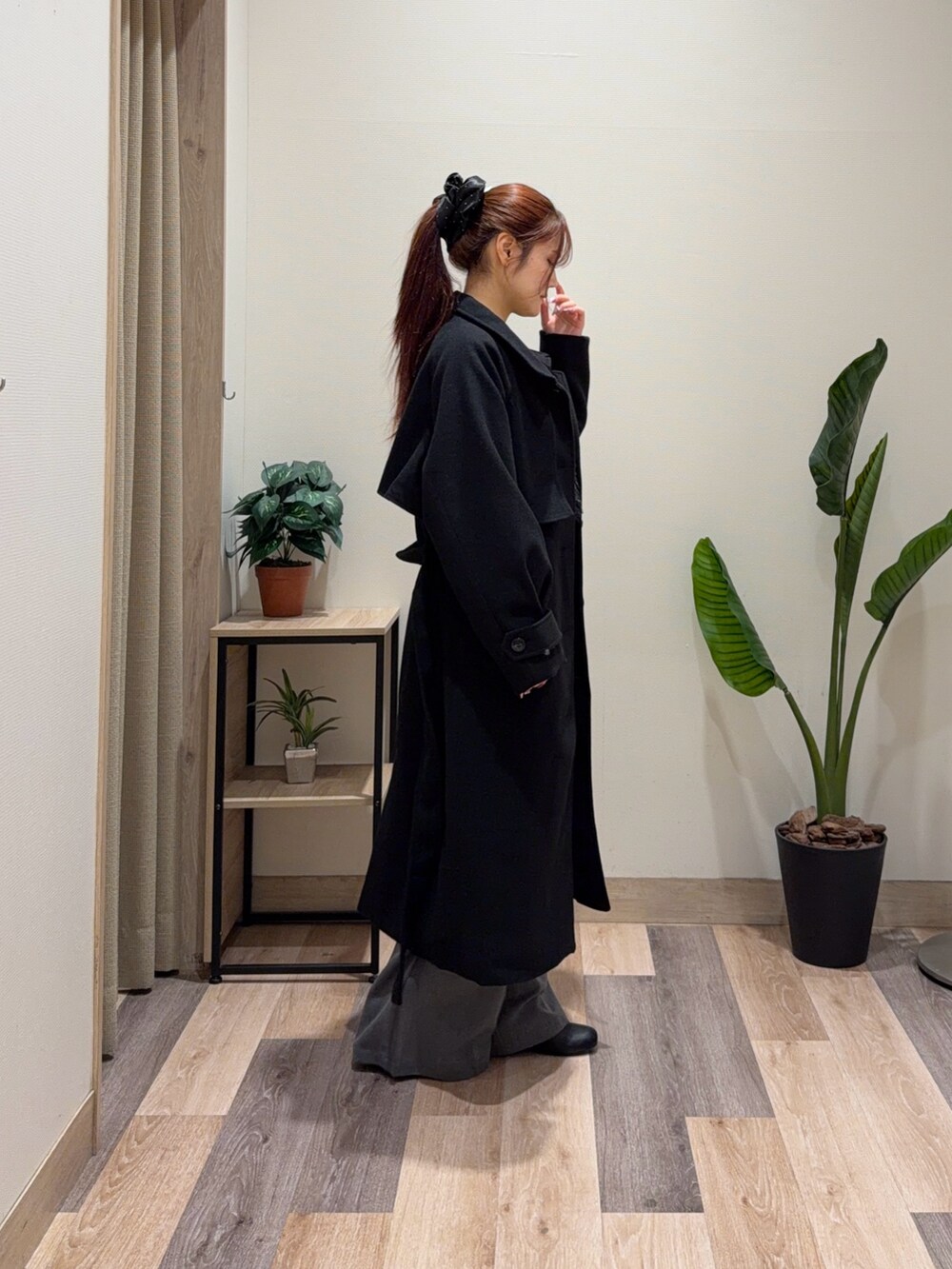 ブラック系のその他アウター、ブラック系のニット/セーター、ブラック系のブーツを着用したレディースの冬コーディネートの2枚目の写真