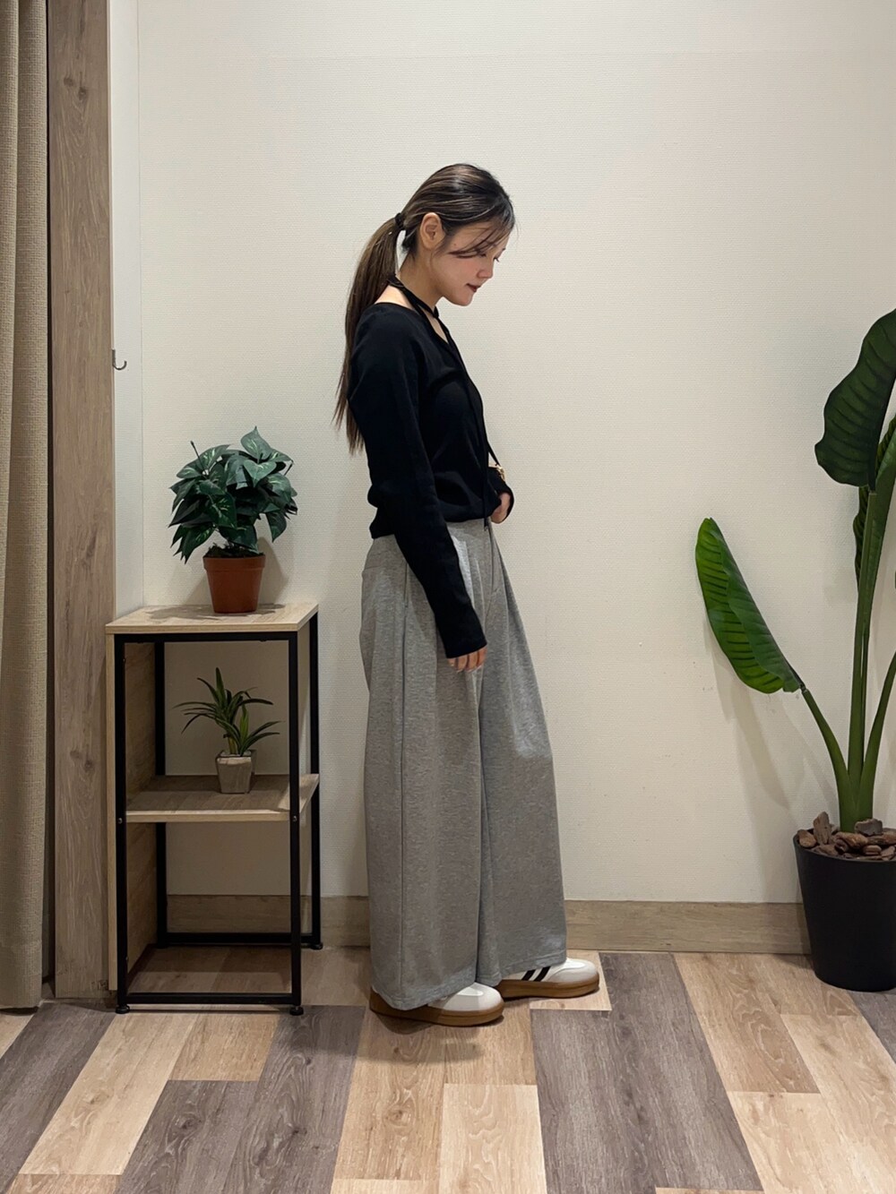 ブラック系のTシャツ/カットソー、グレー系のその他パンツを着用したレディースの秋コーディネートの2枚目の写真